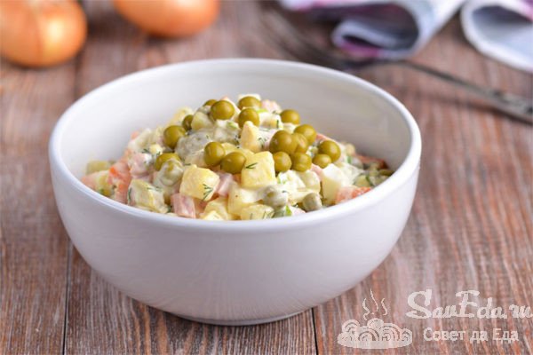 Салат оливье с вареной колбасой и солеными огурцами