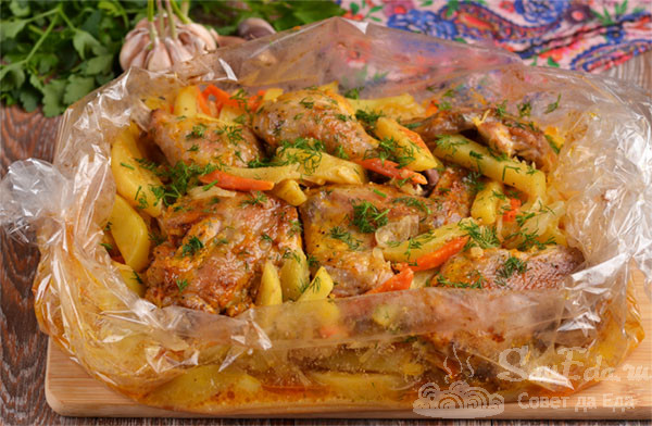 Как приготовить рецепт Курица с картошкой и грибами в рукаве.